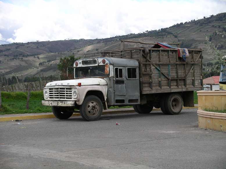 autobus escolar americano convertido en camion.